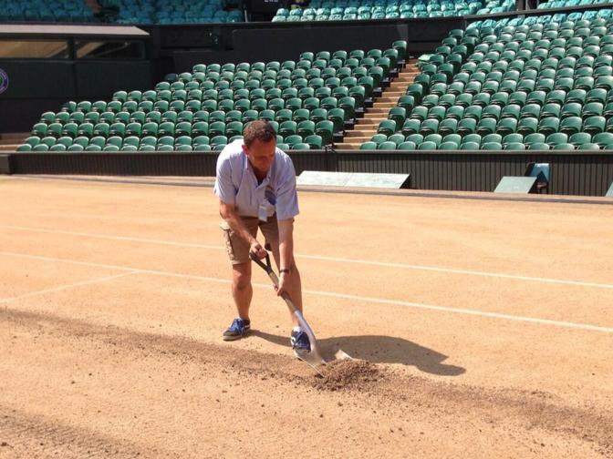 Sparita l'erba, Wimbledon si trasforma per pochi giorni in circolo esclusivo di campi in terra battuta. Twitter
